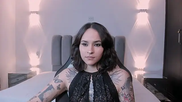 AnnyThompson  online show from January 10, 2026, 8:32 pm