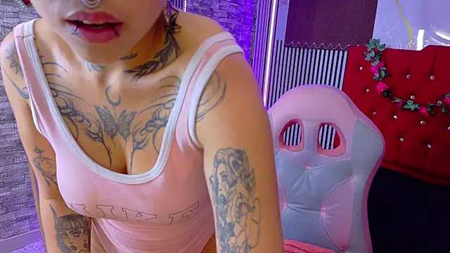 miahernadez303av online show from April 16, 2026, 4:13 am