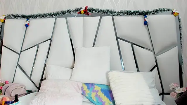  aurora18  online show from November 23, 2025, 3:06 am