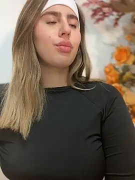 Snapshot of ValerieHilton chatting on December 7, 2024, 12:52 am ValerieHilton online show from December 7, 2024, 12:52 am