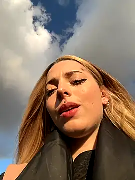 Snapshot of LoraaDoll chatting on October 18, 2025, 1:12 pm LoraaDoll online show from October 18, 2025, 1:12 pm