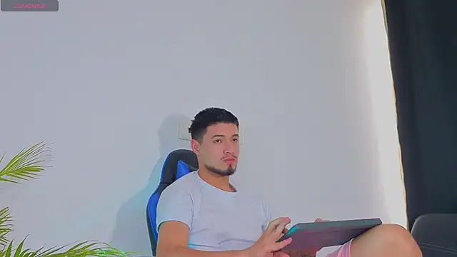 EdwardRoss  online show from October 26, 2025, 8:48 pm