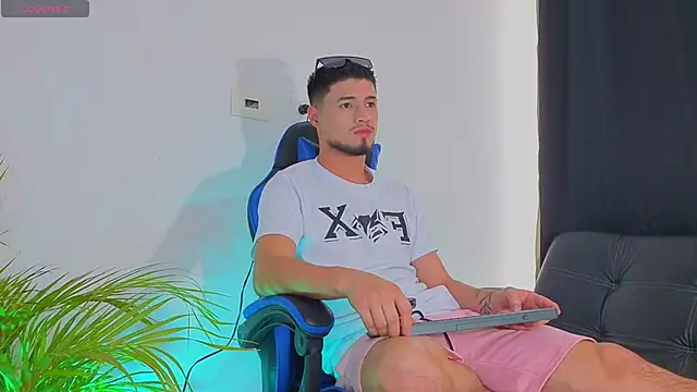 EdwardRoss  online show from November 2, 2025, 8:33 pm