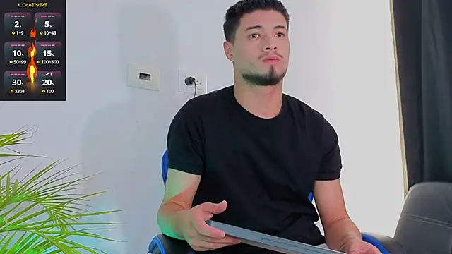 EdwardRoss  online show from November 30, 2025, 8:35 pm