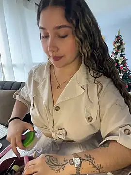 Cherryyquen online show from December 4, 2025, 4:27 pm