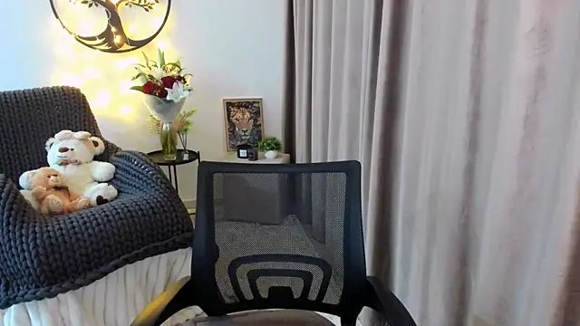 Snapshot of worldofkim chatting on February 19, 2026, 8:49 pm worldofkim online show from February 19, 2026, 8:49 pm