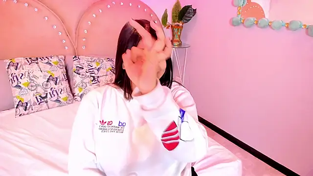 Miia Thompsonn online show from December 5, 2025, 3:26 am