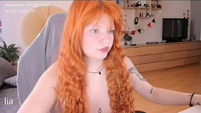 Snapshot of lil_lia chatting on October 1, 2025, 8:42 am lil lia online show from October 1, 2025, 8:42 am