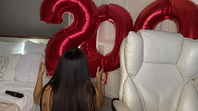 Snapshot of UrLillShy chatting on December 4, 2025, 1:26 am UrLillShy online show from December 4, 2025, 1:26 am