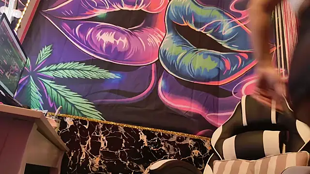 Luiza Hammer online show from January 17, 2025, 2:28 pm