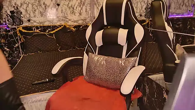 Luiza Hammer online show from March 17, 2025, 11:21 am