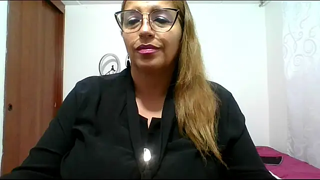 Snapshot of RossanaLionheart chatting on March 4, 2025, 11:22 pm RossanaLionheart online show from March 4, 2025, 11:22 pm