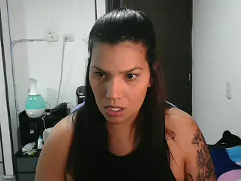 Snapshot of CarolinaRincon chatting on March 5, 2025, 12:05 am CarolinaRincon online show from March 5, 2025, 12:05 am