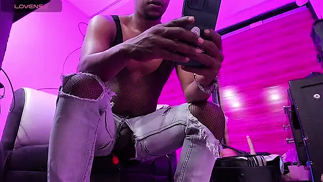 AlejoKhalifa  online show from February 13, 2025, 9:30 am