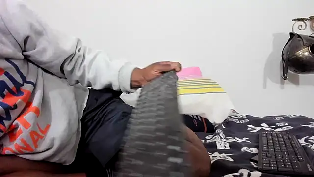 AlejoKhalifa  online show from February 26, 2025, 10:04 am