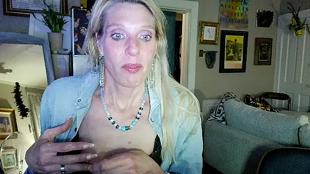 Snapshot of Glamazonx chatting on May 4, 2026, 1:45 am Glamazonx online show from May 4, 2026, 1:45 am