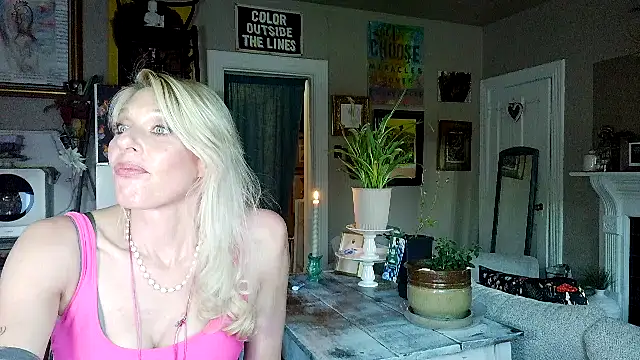 Snapshot of Glamazonx chatting on May 19, 2026, 1:44 am Glamazonx online show from May 19, 2026, 1:44 am