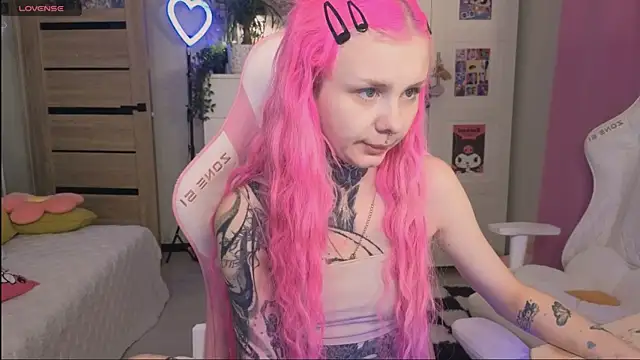 Britney Lynch online show from October 17, 2025, 12:01 am