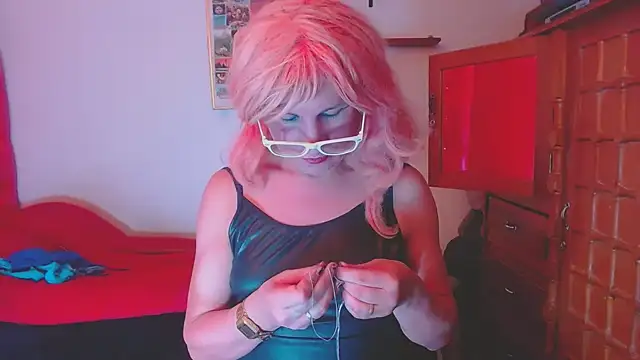 LorenJade online show from November 26, 2025, 7:42 am