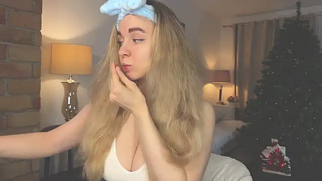 Snapshot of hotexclusive_ chatting on December 13, 2024, 4:00 am hotexclusive  online show from December 13, 2024, 4:00 am