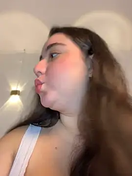 LunaGil1 online show from April 25, 2026, 1:14 pm