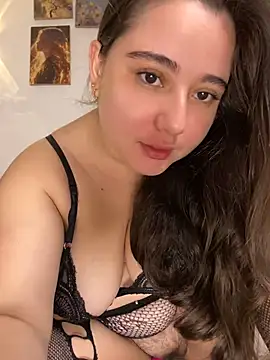 LunaGil1 online show from June 18, 2026, 1:04 pm