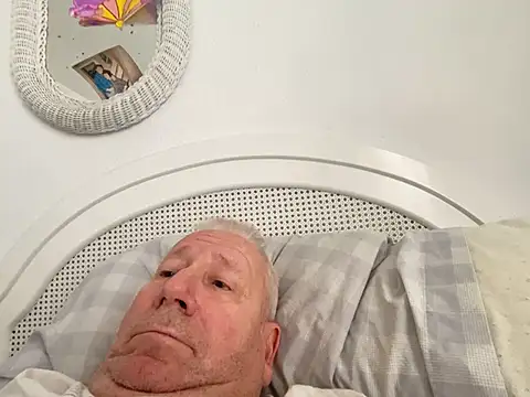 Bossinmidd12 online show from February 1, 2025, 10:15 am