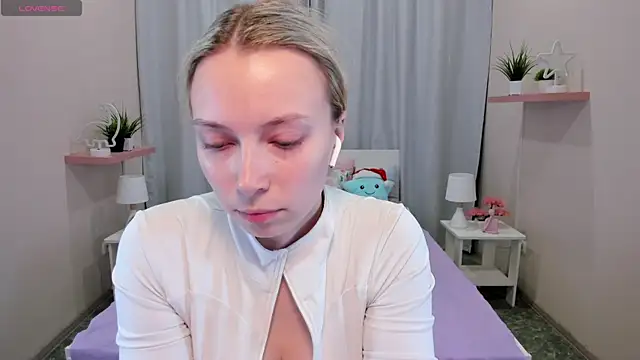 Snapshot of TiffanyBatson chatting on December 6, 2024, 10:05 am TiffanyBatson online show from December 6, 2024, 10:05 am