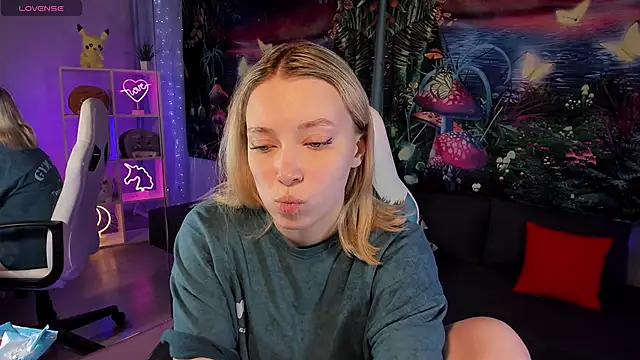 Snapshot of TiffanyBatson chatting on December 19, 2024, 8:56 am TiffanyBatson online show from December 19, 2024, 8:56 am