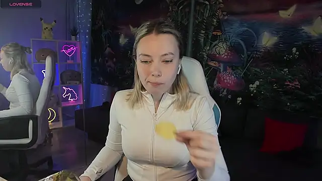 Snapshot of TiffanyBatson chatting on December 21, 2024, 11:01 am TiffanyBatson online show from December 21, 2024, 11:01 am