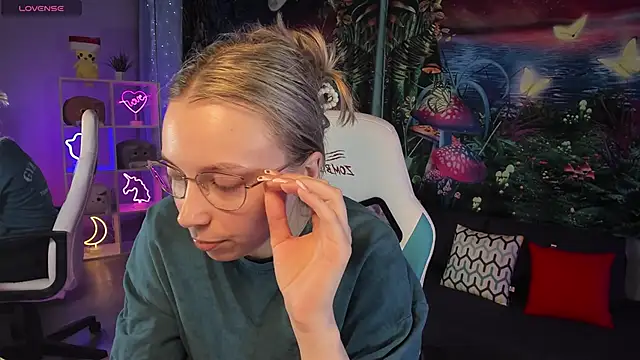 Snapshot of TiffanyBatson chatting on March 5, 2025, 6:33 am TiffanyBatson online show from March 5, 2025, 6:33 am