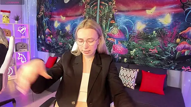 Snapshot of TiffanyBatson chatting on March 7, 2025, 6:02 am TiffanyBatson online show from March 7, 2025, 6:02 am