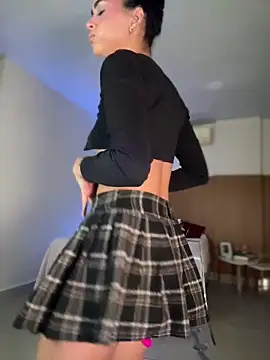 Lianh Benett online show from December 4, 2024, 4:43 am