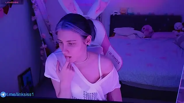 twicewetgirl online show from March 19, 2026, 10:41 am