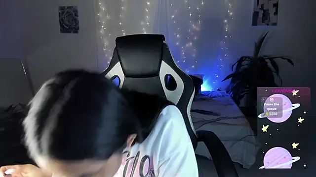 Riana Kean online show from October 23, 2025, 2:11 am