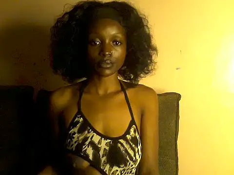 petite clara24 online show from April 29, 2026, 11:33 pm