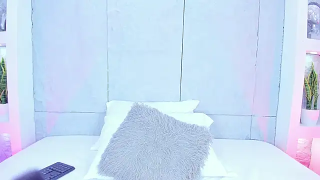 MiaCollson online show from October 6, 2025, 5:43 pm