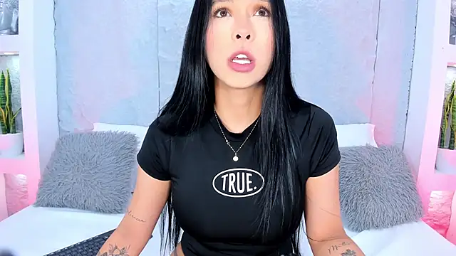 MiaCollson online show from November 14, 2025, 5:33 pm