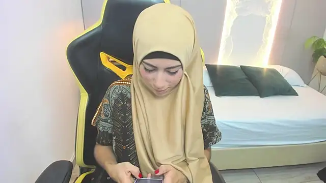 chaymae nah  online show from December 24, 2024, 5:44 pm