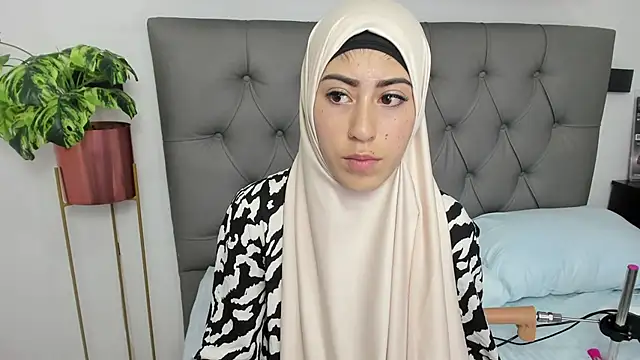 chaymae nah  online show from February 10, 2025, 10:40 pm