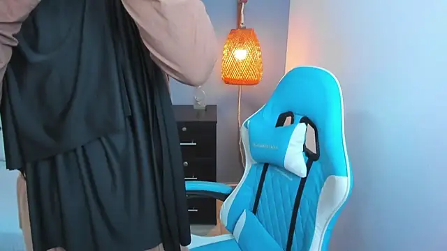 chaymae nah  online show from March 7, 2025, 8:00 pm