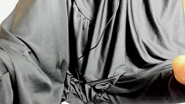 chaymae nah  online show from October 22, 2025, 6:46 am