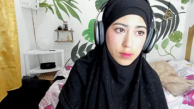 chaymae nah  online show from October 24, 2025, 11:12 pm