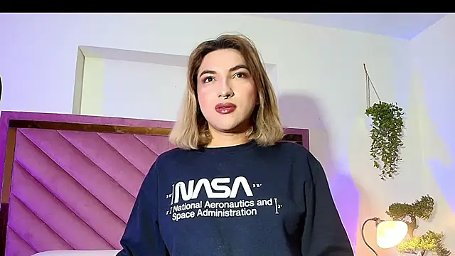 Snapshot of TomLondon_ chatting on September 24, 2025, 11:13 am TomLondon  online show from September 24, 2025, 11:13 am