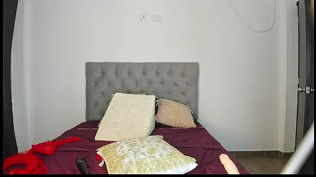 Nicol Swift  online show from February 6, 2025, 2:55 am