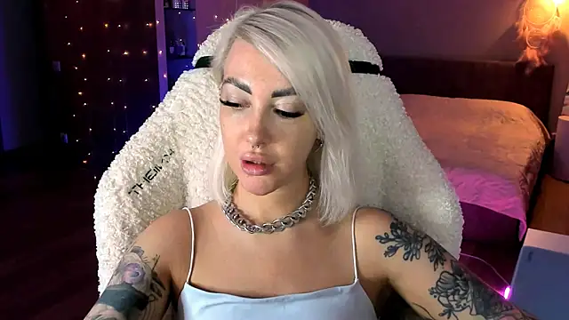 tykioty Miley online show from December 3, 2025, 3:21 pm