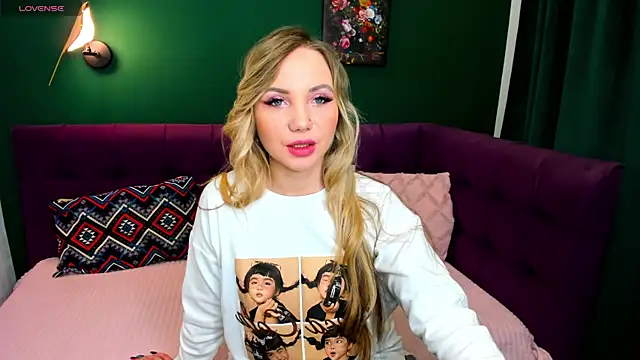 EvaMoran online show from November 10, 2025, 1:37 am