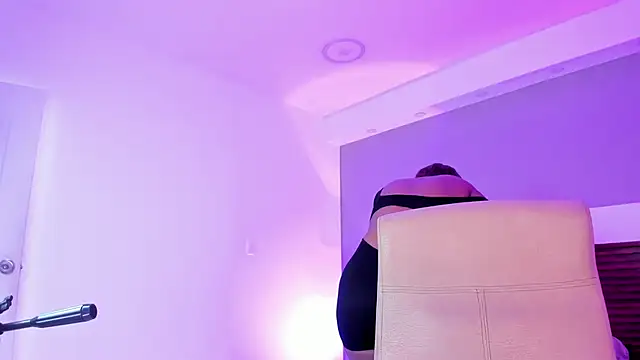 Adelehottman online show from April 2, 2026, 1:09 pm