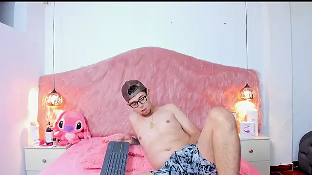 Derek and Skarlet online show from November 4, 2025, 7:57 pm