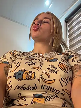 AtheneaRossi online show from September 28, 2025, 8:47 pm